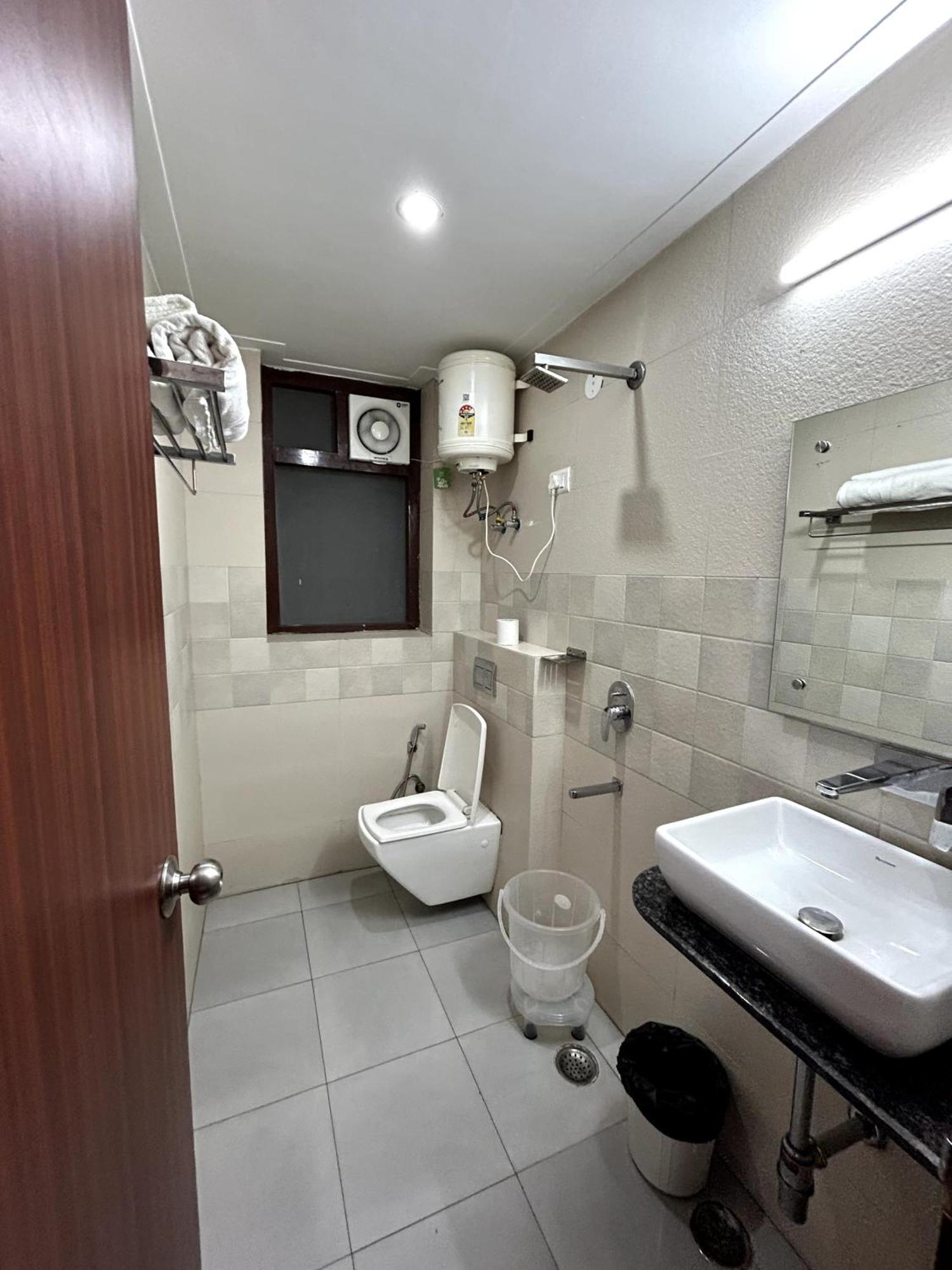 Aura Luxury Studio I Couple Friendly I Near Golf Course Road, Sector 57, Gurgaon Zewnętrze zdjęcie