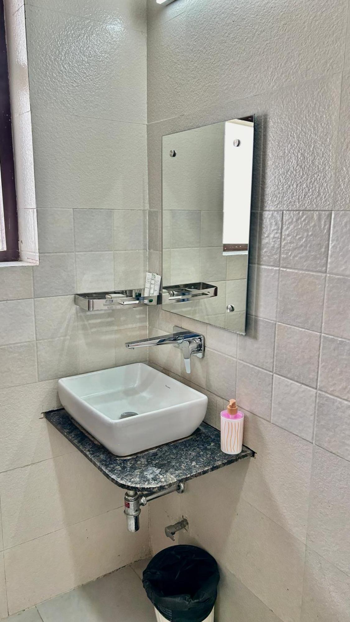 Aura Luxury Studio I Couple Friendly I Near Golf Course Road, Sector 57, Gurgaon Zewnętrze zdjęcie
